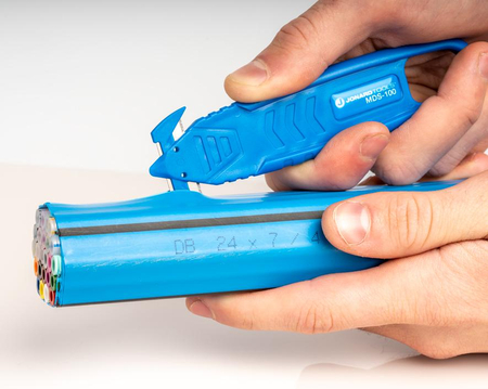 Werkzeug zum Schneiden und Entfernen des Mikroröhrchenmantels