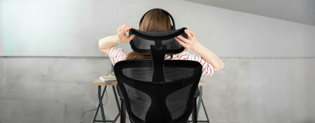 Ergonomiczne, czarne krzesło do biurka Spacetronik DORIS 30 z regulowanym zagłówkiem i podłokietnikami Spacetronik DORIS 30