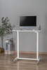 Regulowany stolik na kółkach Buddy 04 biały Outlet B+
