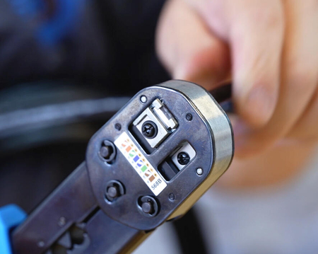 Profesjonalna zaciskarka przelotowa RJ45 i RJ11/12 z gniazdami do zaciskania końcówek UC-4511 Jonard