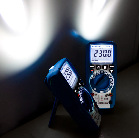 Multimetr cyfrowy z LCD i pomiarem TrueRMS IP67 PeakTech 3444